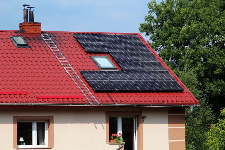 Panourile fotovoltaice instalate prin Casa Verde produc mai multă energie decât un reactor de la Cernavodă