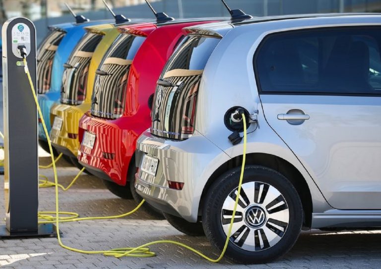 1 din 5 mașini cumpărate în România de la începutul anului a fost electrică sau hibridă
